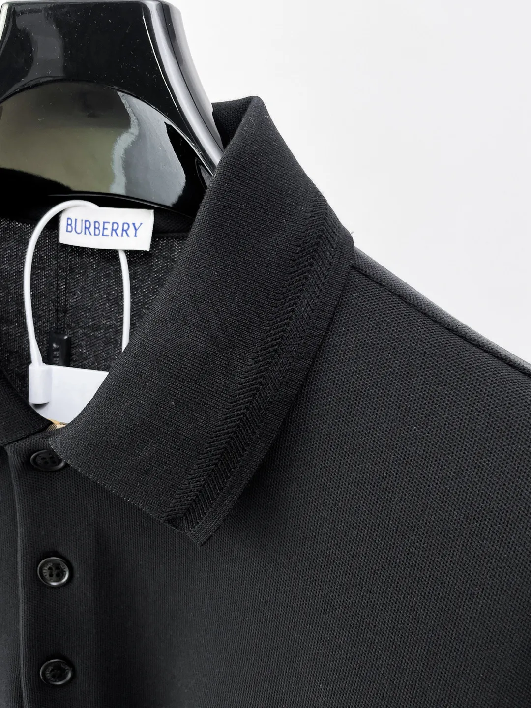 Burberry New Arrival long-sleeved Polo shirt, original fabric, official Same Style, made of 260 grams of pure cotton pique fabric, custom-made in the same vat, feels very comfortable and smooth, very wide and stylish, produced by a first-line brand Factory. The collar and collar ribs are woven with imported yarn and will not deform after long-term wear. The most New Arrival style in spring and summer, fashionable and individual, super Versatile and good-looking, very suitable for both men and women, a must-have style. Size: S-XXL